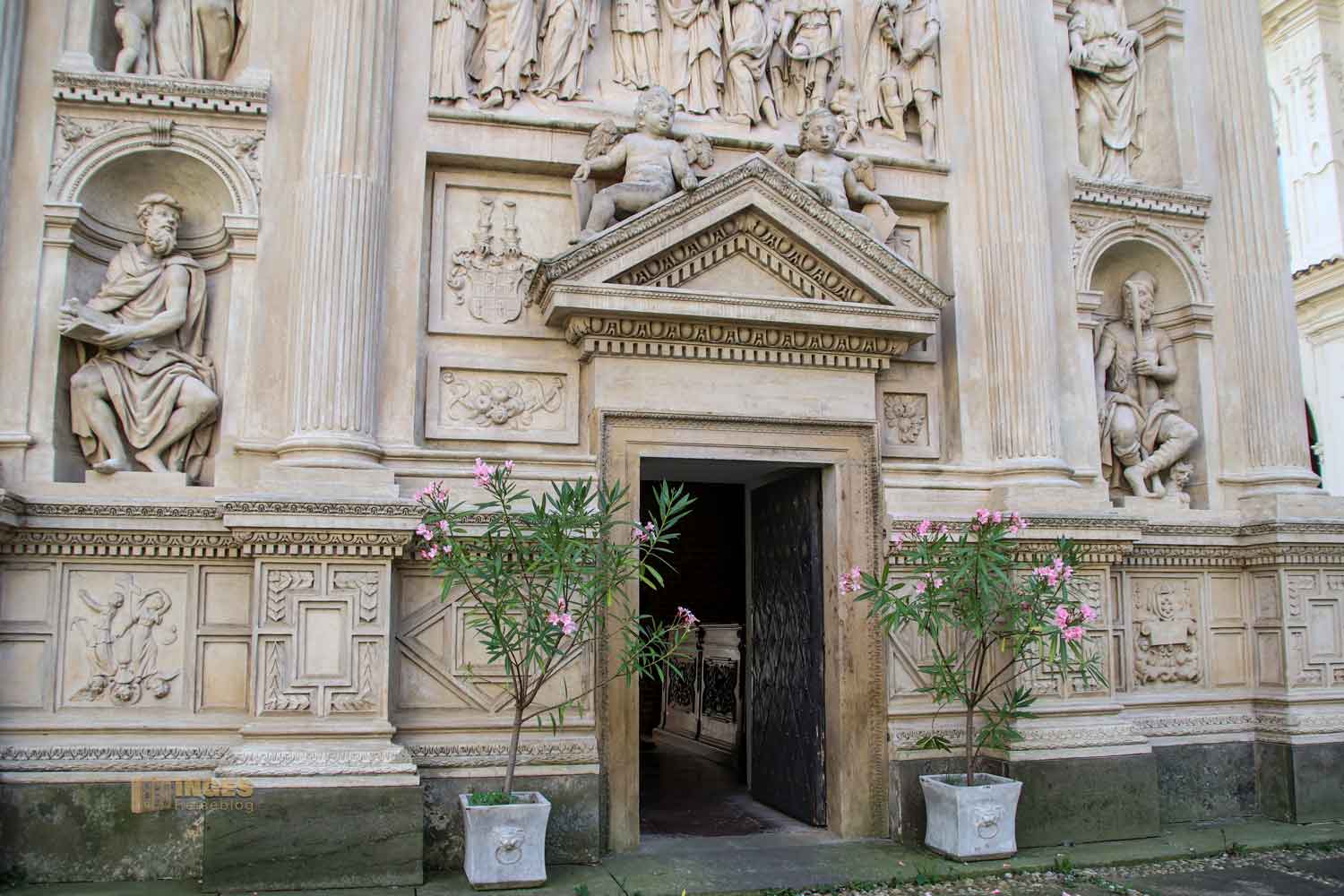 eingang ins heilige haus im prager loreto 0744 eingang ins heilige haus im prager loreto 0744