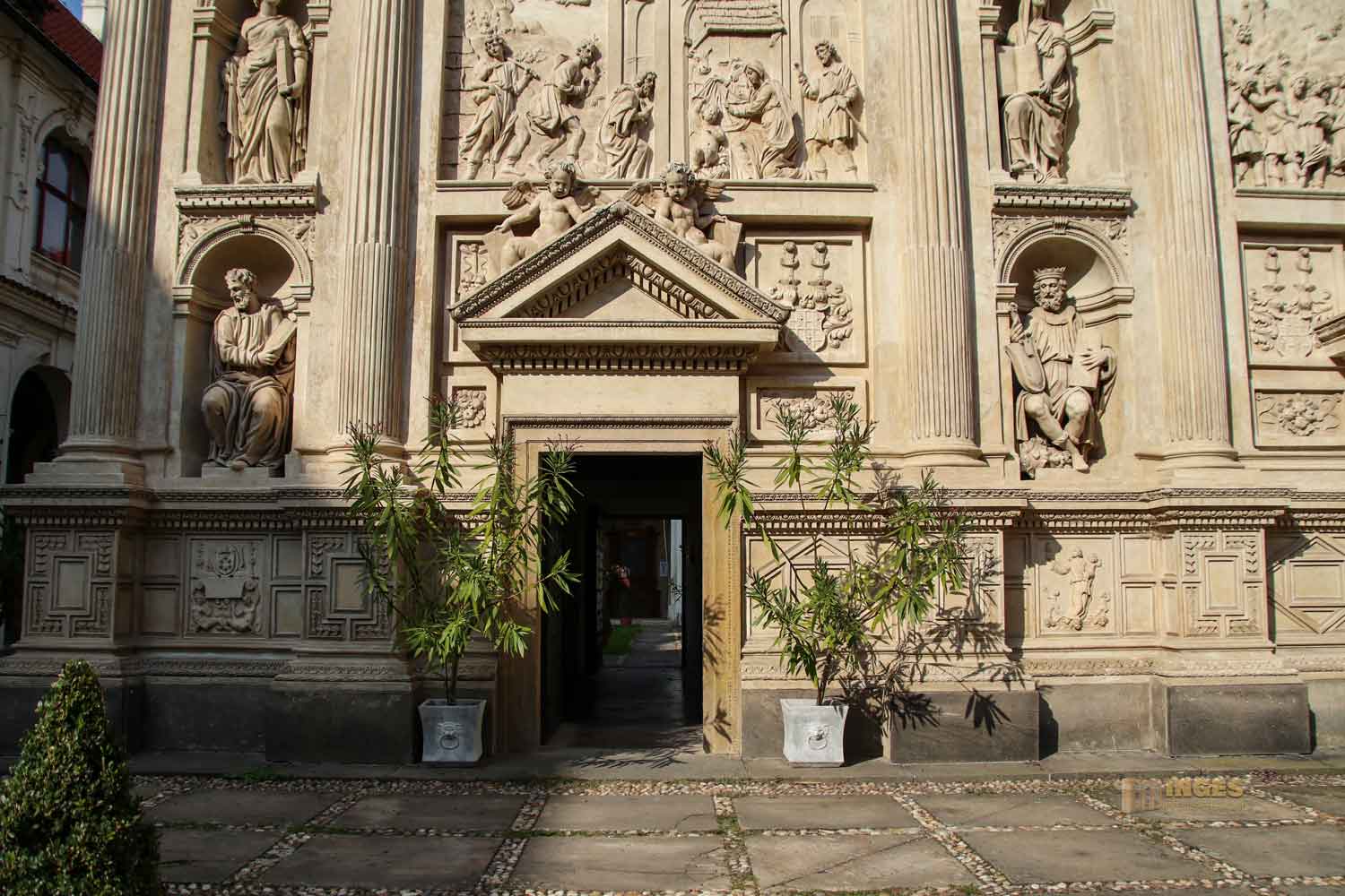 eingang ins heilige haus im prager loreto 0794 eingang ins heilige haus im prager loreto 0794