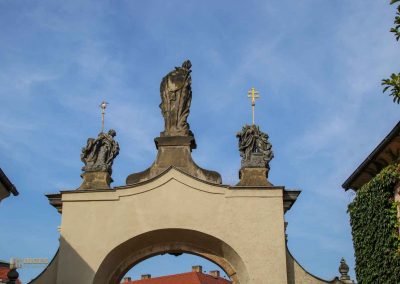 haupttor zu kloster strahov in prag 0166