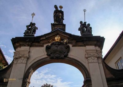 haupttor zu kloster strahov in prag 0169