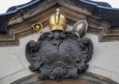 haupttor zu kloster strahov in prag 0180