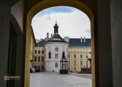 Die Prager Burg (Pražský hrad) 37 heilig-kreuz-kapell zweiter burghof prager burg 0182
