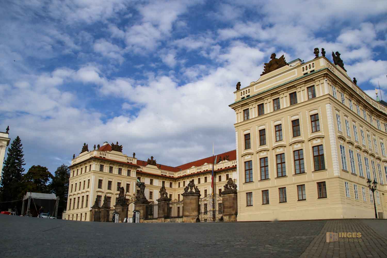 hradschiner platz vor der prager burg 2368 hradschiner platz vor der prager burg 2368