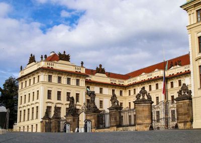 Die Prager Burg (Pražský hrad) 15 hradschiner platz vor der prager burg 2373