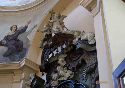 Die Kreuzgang-Kapellen im Prager Loreto (Pražská Loreta) 32 kapelle vom hl. kreuz seitenaltar prager loreto 0973