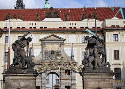 Die Prager Burg (Pražský hrad) 30 matthiastor und tor der giganten prager burg 2428