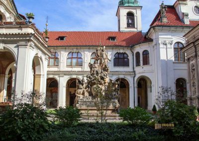 Die Kreuzgang-Kapellen im Prager Loreto (Pražská Loreta) 1 prager loreto innenhof 0556
