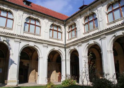 Die Kreuzgang-Kapellen im Prager Loreto (Pražská Loreta) 3 prager loreto innenhof 0739