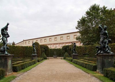 statuen im waldsteingarten in prag 1520
