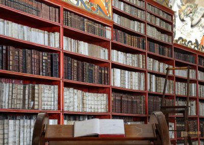 Die Bibliothek im Kloster Strahov (Strahovská knihovna) in Prag 18 theologischer saal blibliothek kloster strahov prag 0341