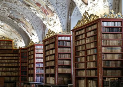 Die Bibliothek im Kloster Strahov (Strahovská knihovna) in Prag 19 theologischer saal blibliothek kloster strahov prag 0351