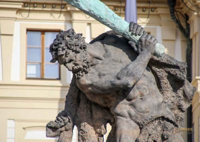 Die Prager Burg (Pražský hrad) 19 tor der giganten prager burg 2410