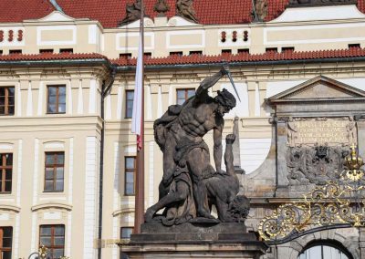 Die Prager Burg (Pražský hrad) 21 tor der giganten prager burg 2417