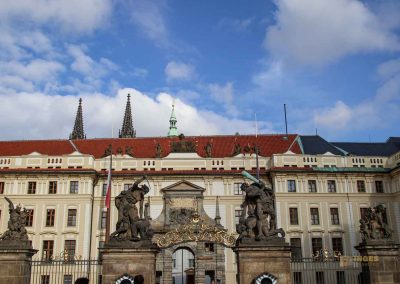 Die Prager Burg (Pražský hrad) 17 tor der giganten prager burg 2442