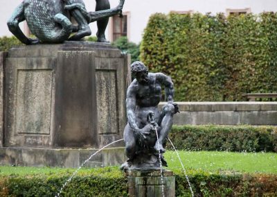 wallensteingarten prag brunnen herkules mit lindwurm 1278