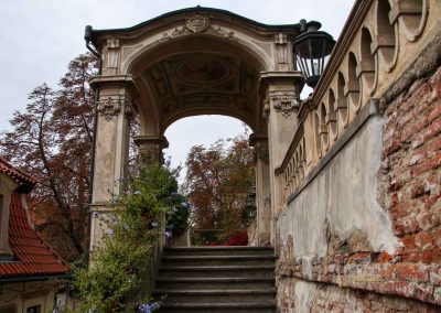 Im großen Fürstenberg-Garten (Velká Fürstenberská zahrada) in Prag 18 zugang zur gloriette im grossen fuerstenberg garten in prag 1988