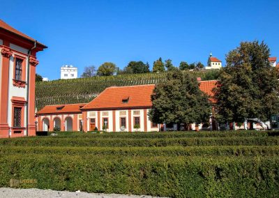 blick auf kapelle hl. klara und botanischer garten bei schloss troja prag 5404