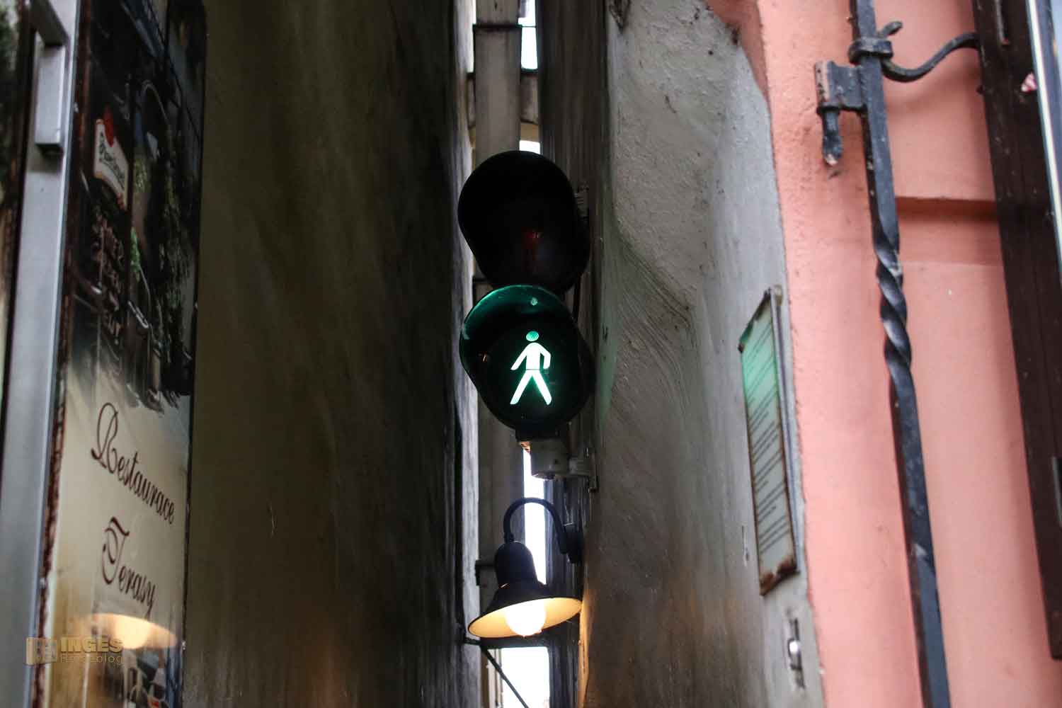 engste gasse in prag auf der prager kleinseite 2942 engste gasse in prag auf der prager kleinseite 2942