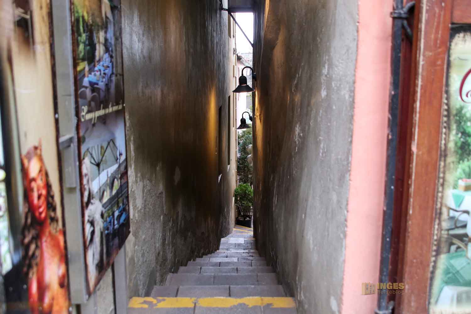 engste gasse in prag auf der prager kleinseite 2945 engste gasse in prag auf der prager kleinseite 2945