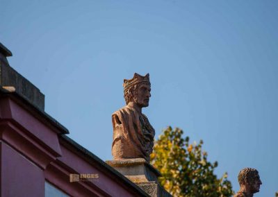 figuren auf der orangerie im garten von schloss troja prag 0298