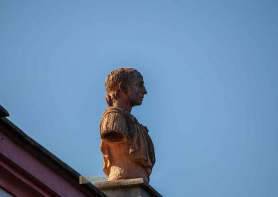 figuren auf der orangerie im garten von schloss troja prag 0299