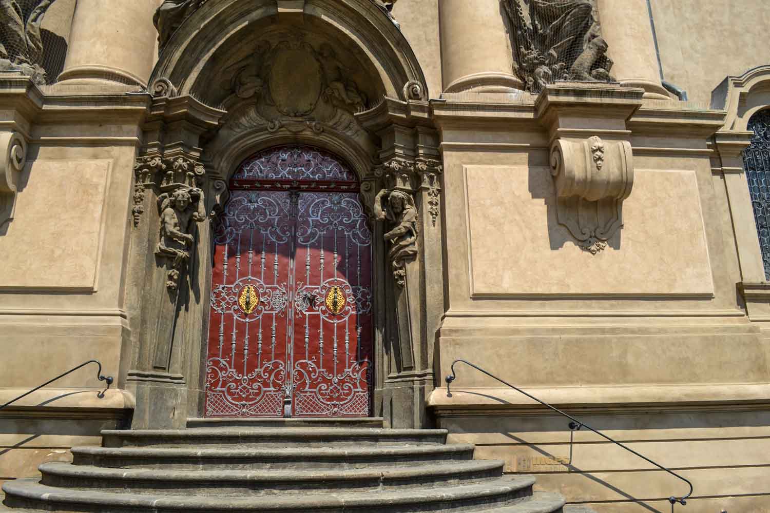 kirchentuere st nikolaus kirche prager altstadt 0193 kirchentuere st nikolaus kirche prager altstadt 0193