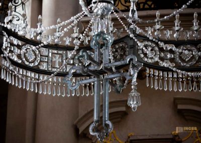 In der St. Nikolaus-Kirche in der Prager Altstadt 10 kristall-leuchter st nikolaus-kirche prager altstadt 0383