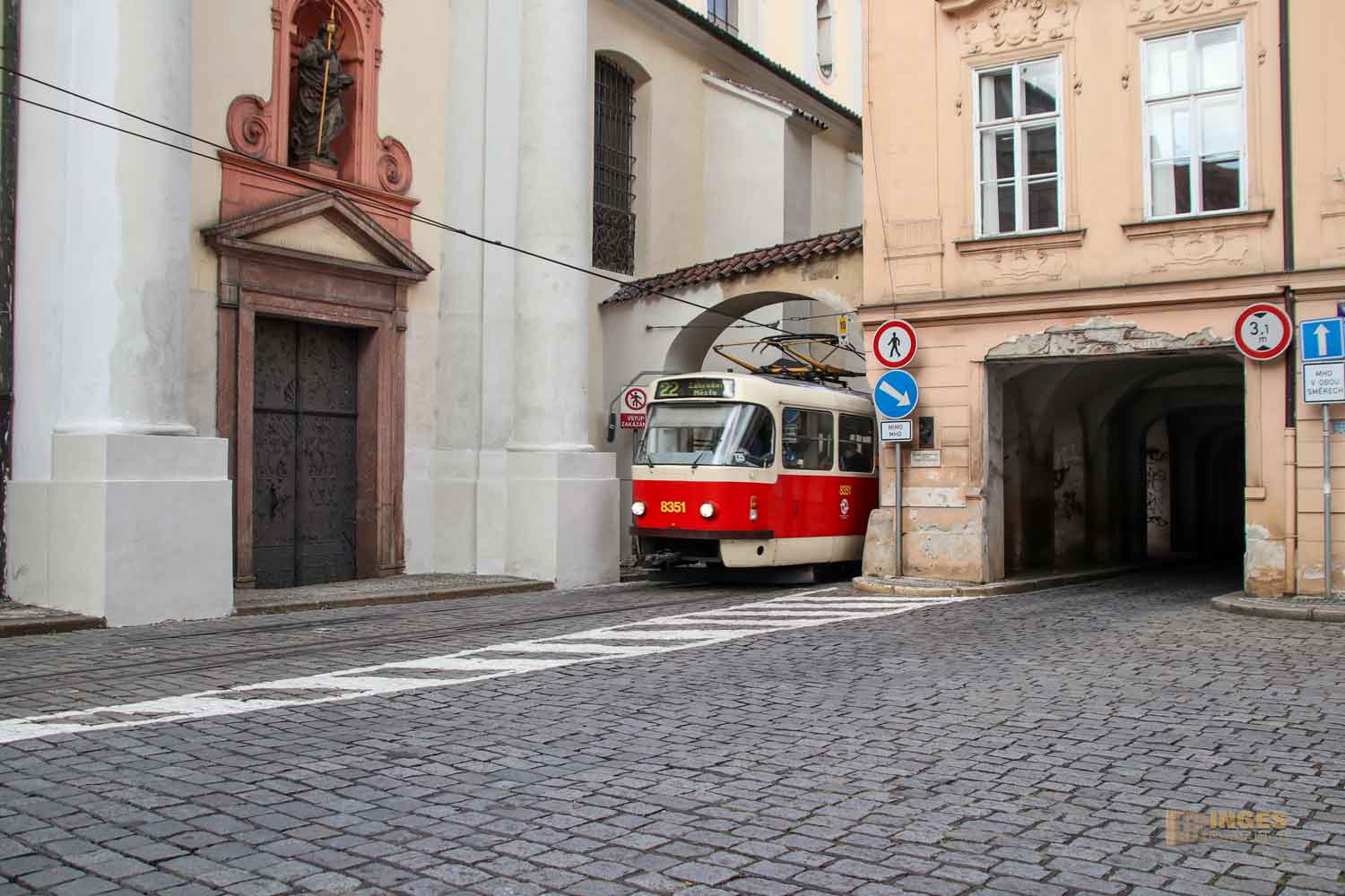 platz vor der st.thomas-kirche auf der prager kleinseite 2839 platz vor der st.thomas-kirche auf der prager kleinseite 2839