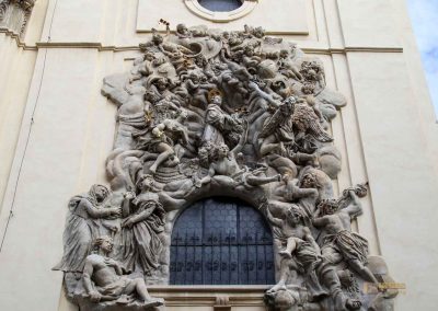 relief hl. antonius fassade basilika st. jakob prag 8751