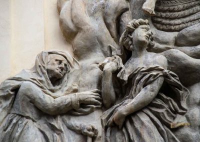 relief hl. antonius fassade basilika st. jakob prag 8756