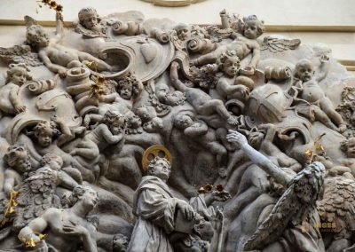 relief hl. antonius fassade basilika st. jakob prag 8763