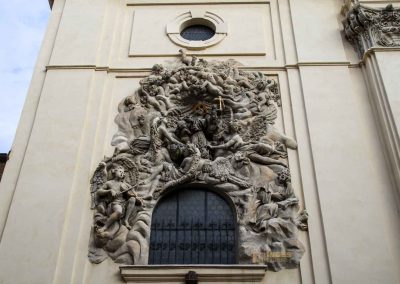 relief hl. franziskus fassade basilika st. jakob prag 8704