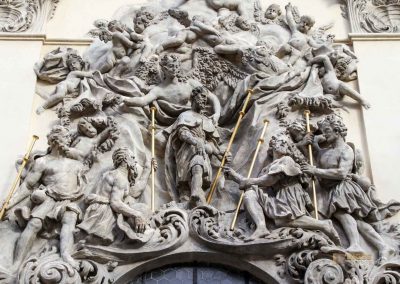 reliefs hl. jakobus fassade basilika st. jakob prag 8687