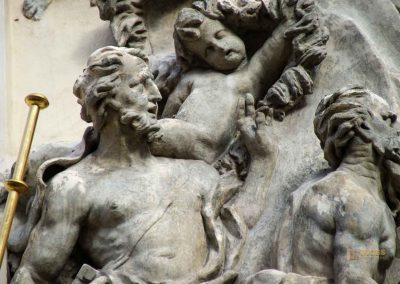 reliefs hl. jakobus fassade basilika st. jakob prag 8694