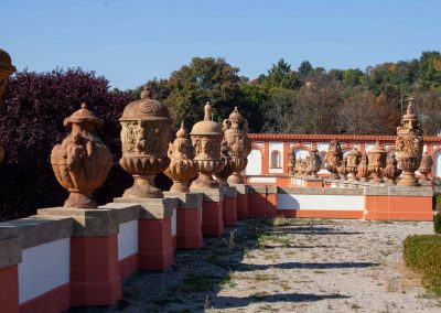 terrakotta-vasen in den gaerten von schloss troja in prag 0068