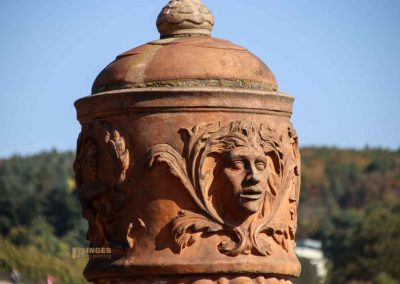 terrakotta-vasen in den gaerten von schloss troja in prag 5410