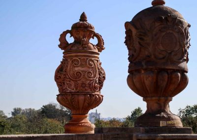 terrakotta-vasen in den gaerten von schloss troja in prag 5425