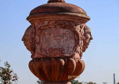 terrakotta-vasen in den gaerten von schloss troja in prag 5480