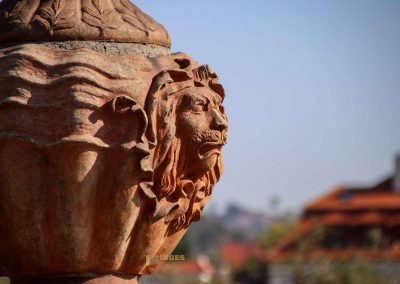 terrakotta-vasen in den gaerten von schloss troja in prag 5486