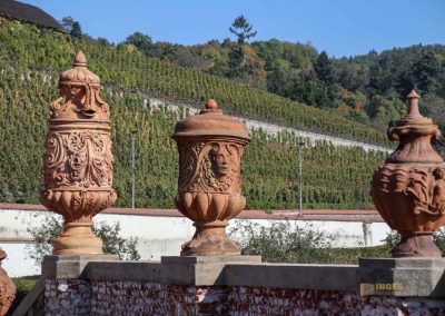 terrakotta-vasen in den gaerten von schloss troja in prag 5489
