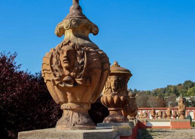 terrakotta-vasen in den gaerten von schloss troja in prag 5496
