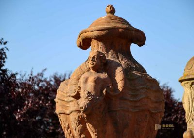 terrakotta-vasen in den gaerten von schloss troja in prag 5508