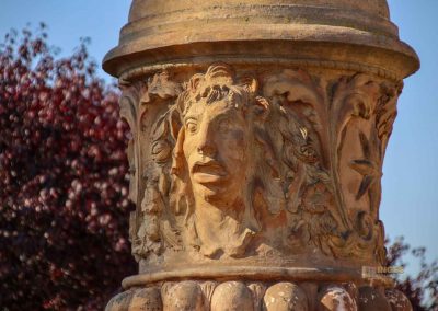 terrakotta-vasen in den gaerten von schloss troja in prag 5518