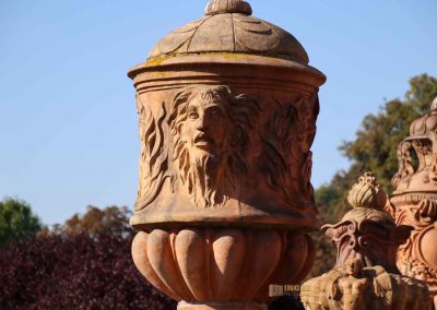 terrakotta-vasen in den gaerten von schloss troja in prag 5536