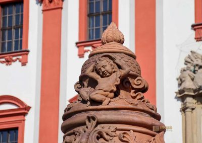 terrakotta-vasen in den gaerten von schloss troja in prag 5554