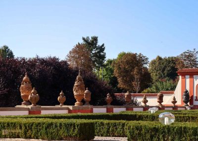 terrakotta-vasen in den gaerten von schloss troja in prag 5660