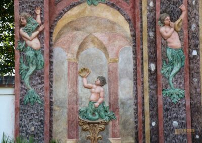 wand beim sommertheater im garten von schloss troja prag 5903