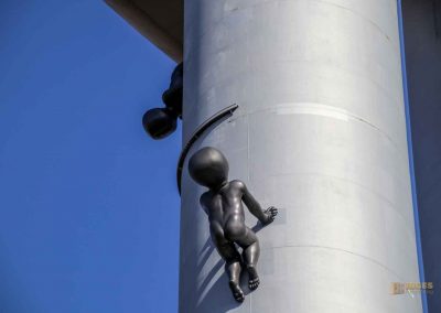 die babys am prager fernsehturm zizkov 3185