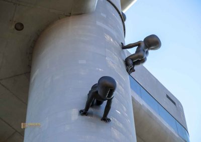 die babys am prager fernsehturm zizkov 3240