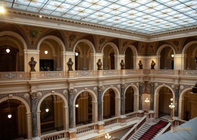 Im Nationalmuseum (Národní muzeum) in Prag 52 beruehmte persoenlichkeiten treppenhaus nationalmuseum prag 0089